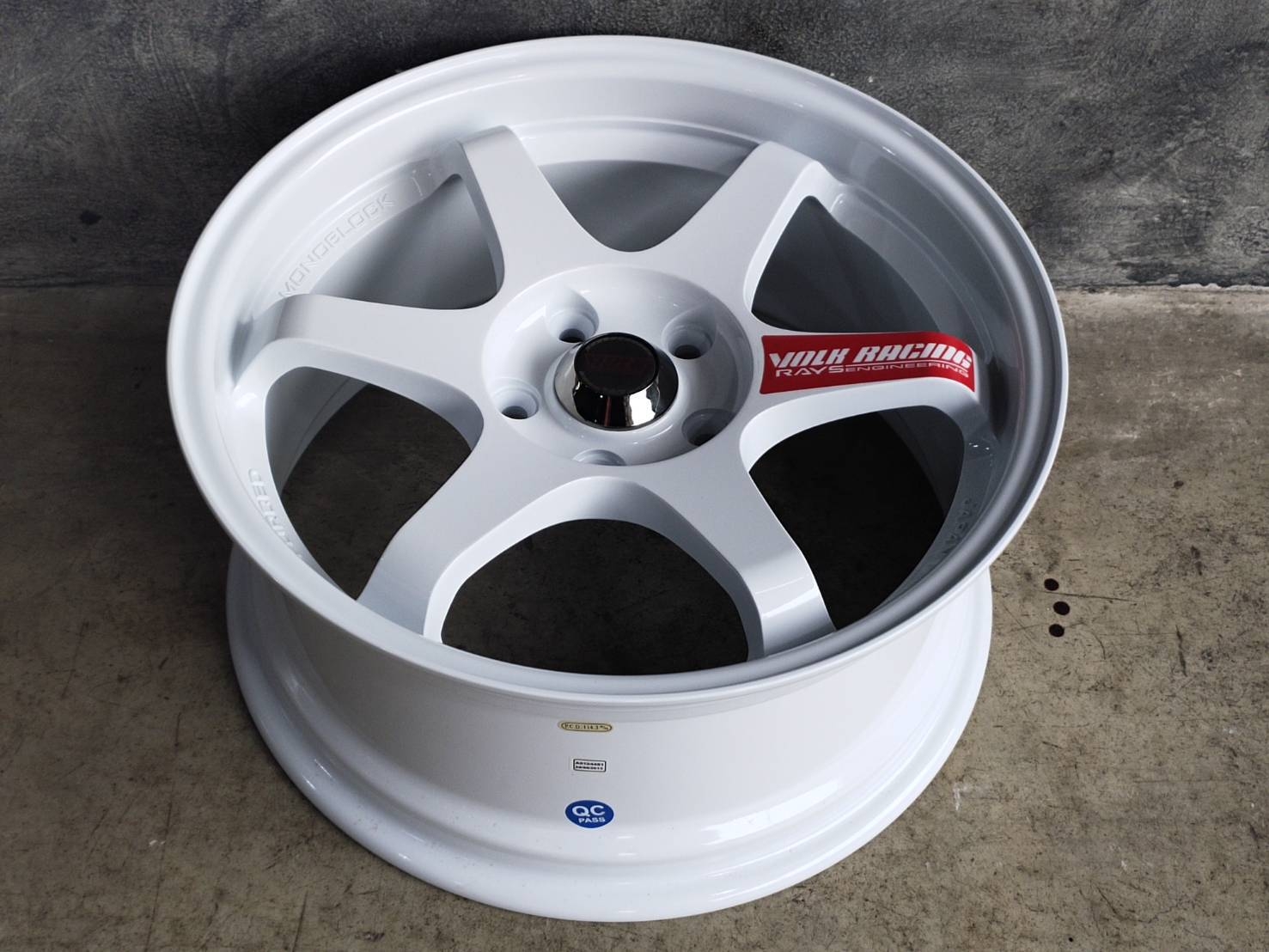 TE37 202 17X8 5H114.3 ต้องการส่วนลดราคาพิเศษ กรุณาสอบถาม