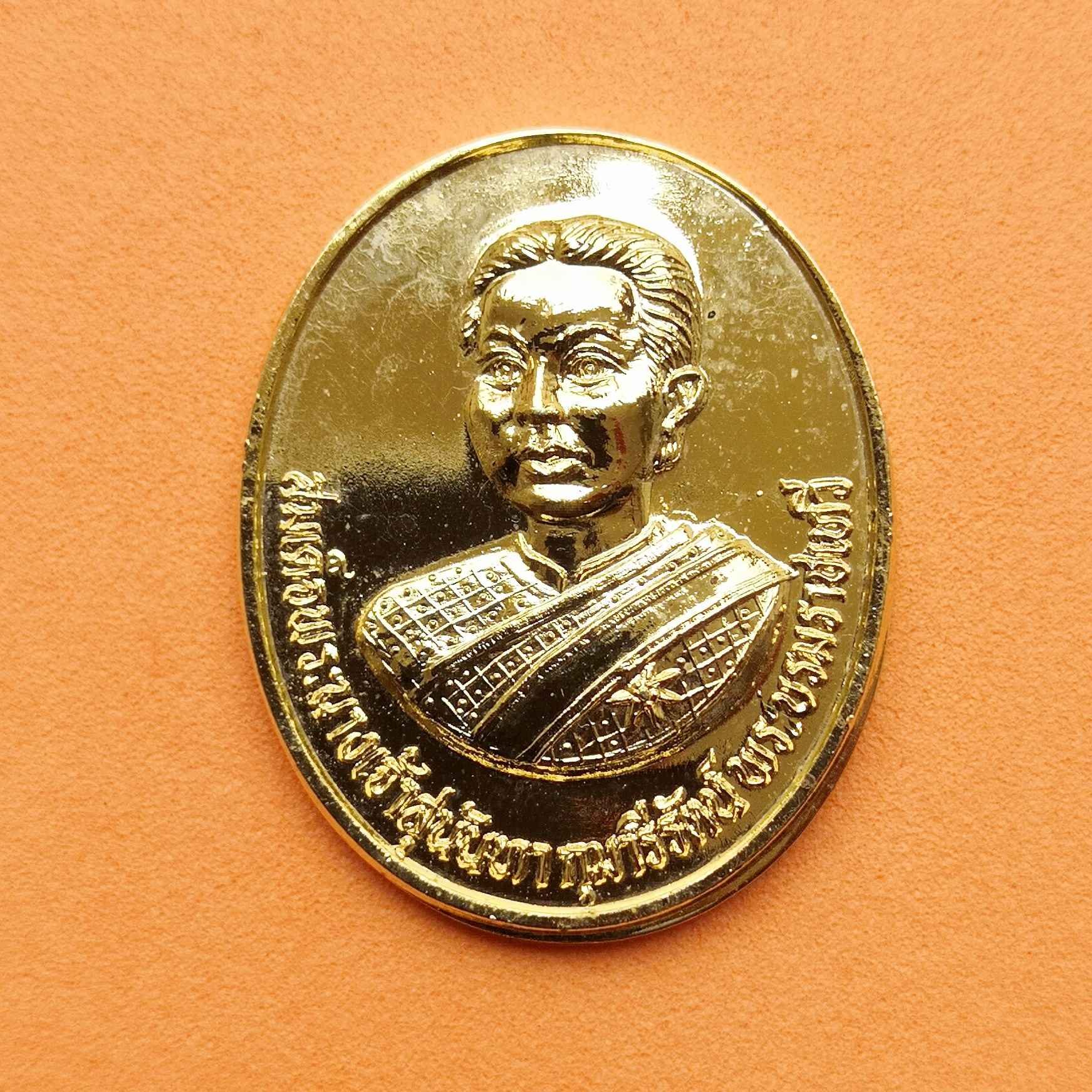 เหรียญ พระนางเจ้าสุนันทา พระนางเรือล่ม หลัง สิงห์ ที่ระลึกในการสร้างพระรูป วิทยาลัยการปกครอง กระทรวงมหาดไทย จัดสร้าง ปี 2531 เนื้อกะไหล่ทอง สูง 2.9 เซน พร้อมกล่องเดิม