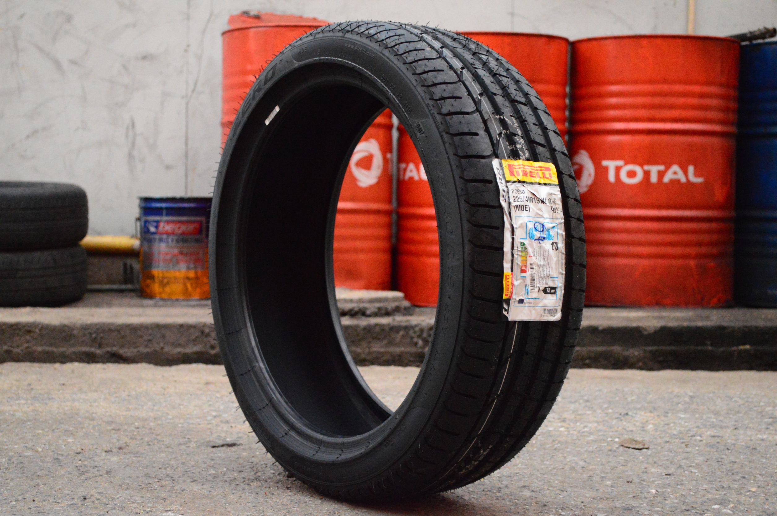 PIRELLI P-ZERO 225-40-19 เส้น 15500 บาท (runflat) ปี17