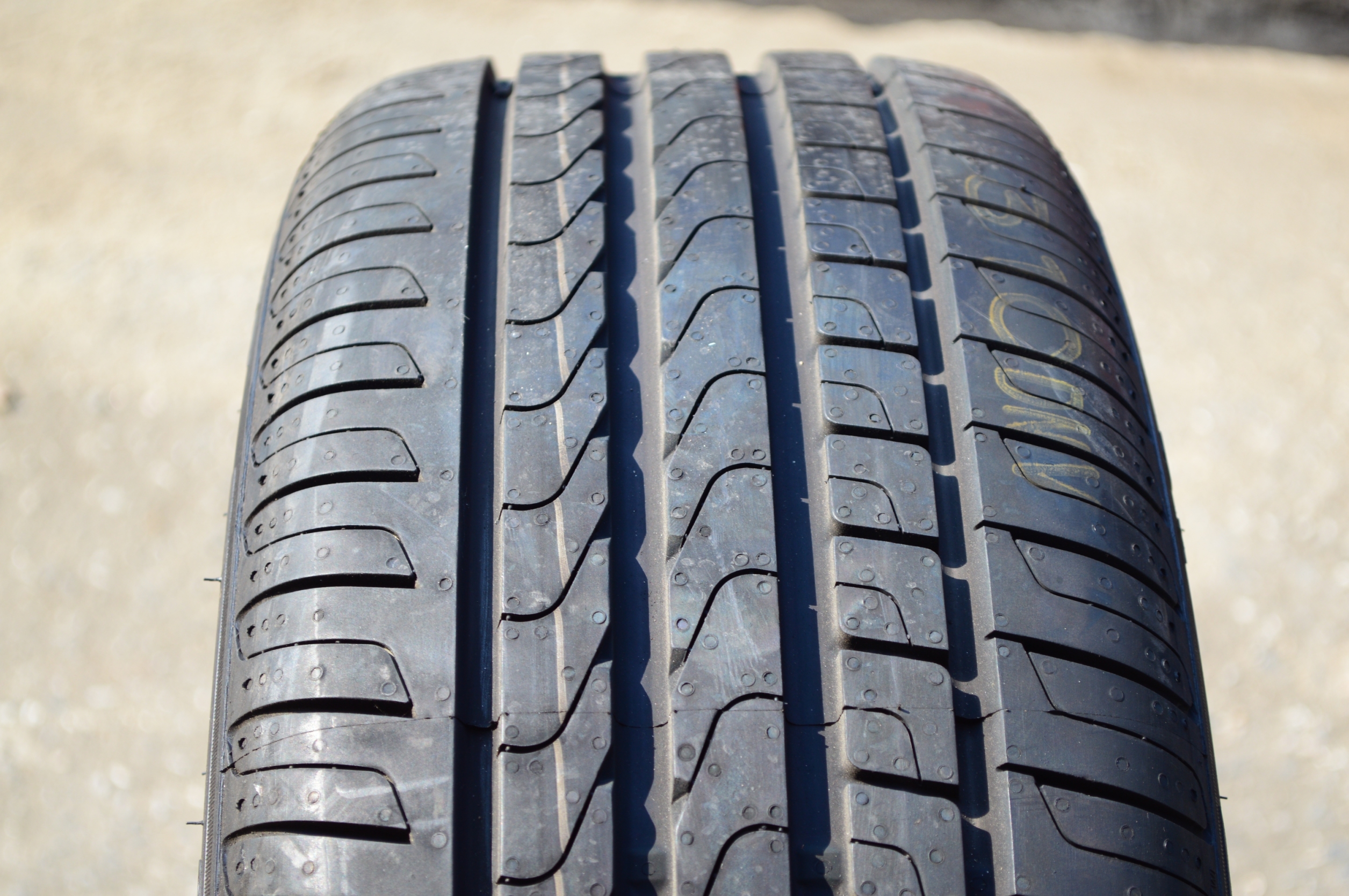 PIRELLI CINTURATO P7 205/45-17 88W XL เส้น 7500 บาท ( runflat) ปี17