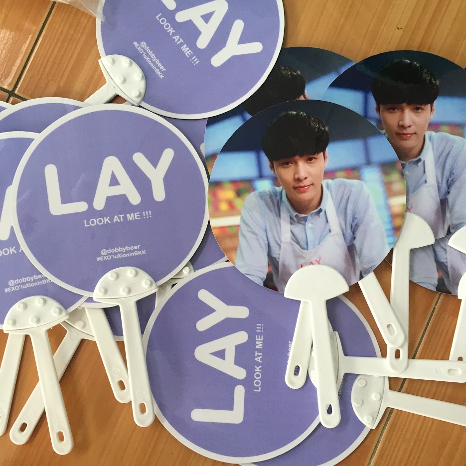 พัด Fan รับผลิตพัดพลาสติก พัดโบก พัดวงกลม สกรีนโลโก้ 4สีออฟเซต