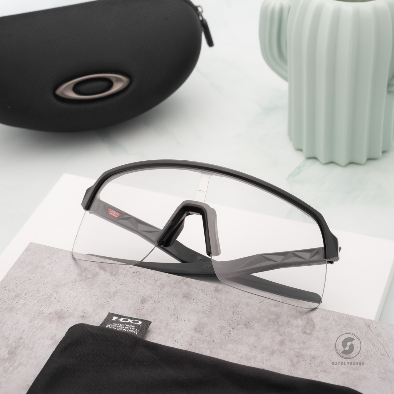 OAKLEY OO9463A-18 Sutro Lite(A) Matte Carbon Clear Photochromic