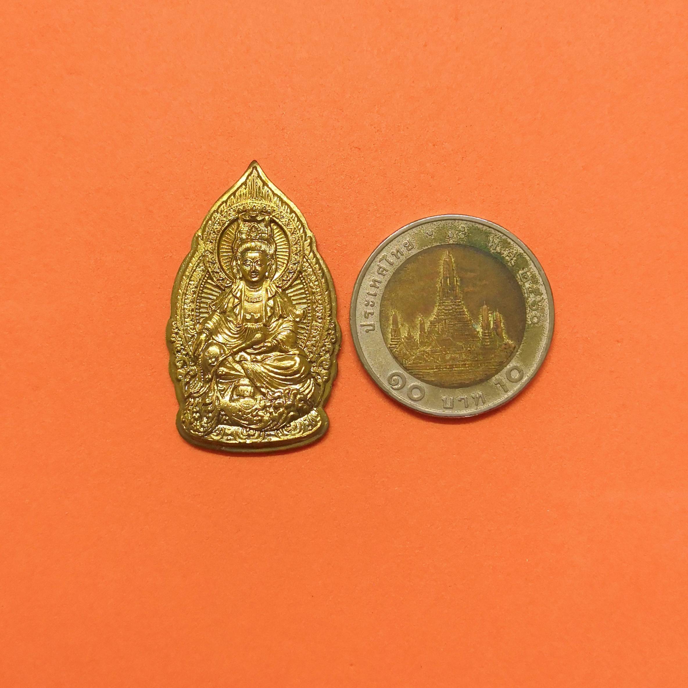 เหรียญ เจ้าแม่กวนอิม หลังยันต์ จัดสร้างโดย สมาคมคนพิการแห่งประเทศไทย ปี 2548 เนื้อทองเหลือง สูง 3.7 เซน