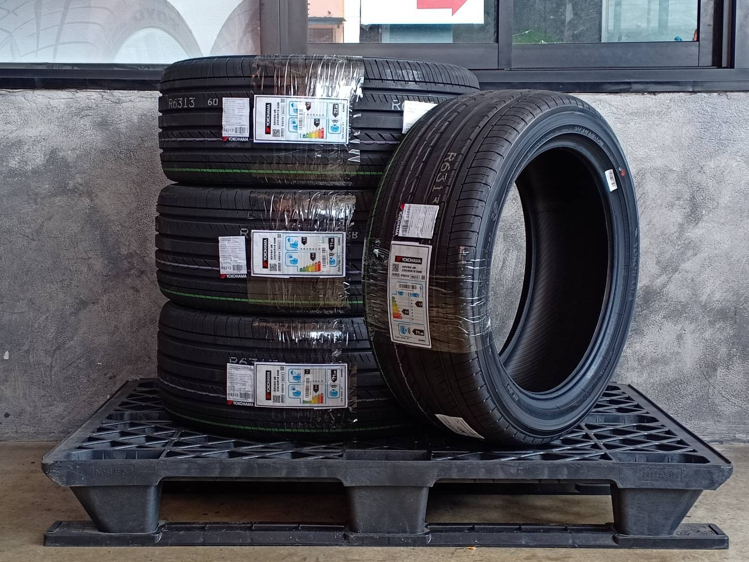 YOKOHAMA ADVAN DB V551V 235/45R18 ปี19 ปรายปี !
