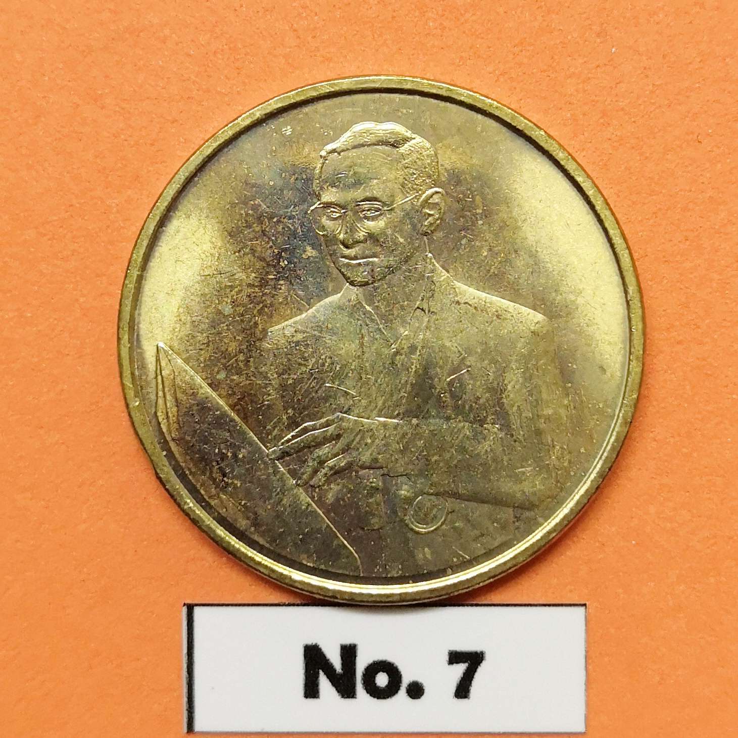 เหรียญ รัชกาลที่ 9 โครงการฝนหลวง (The Rainmaker) ที่ระลึกโครงการในพระราชดำริ เนื้อทองนอร์ดิก ขนาด 2.5 เซน ผลิตที่ประเทศฟินแลนด์ (เหรียญรุ่นนี้จะมีรอยจากการผลิตทุกเหรียญครับ)