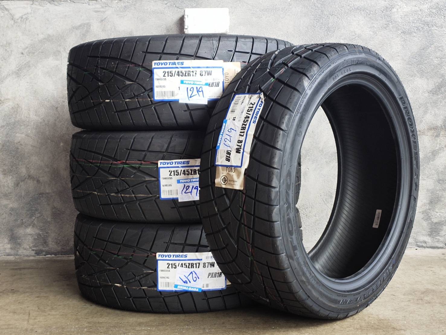 TOYO R1R 215/45ZR17 ปี19