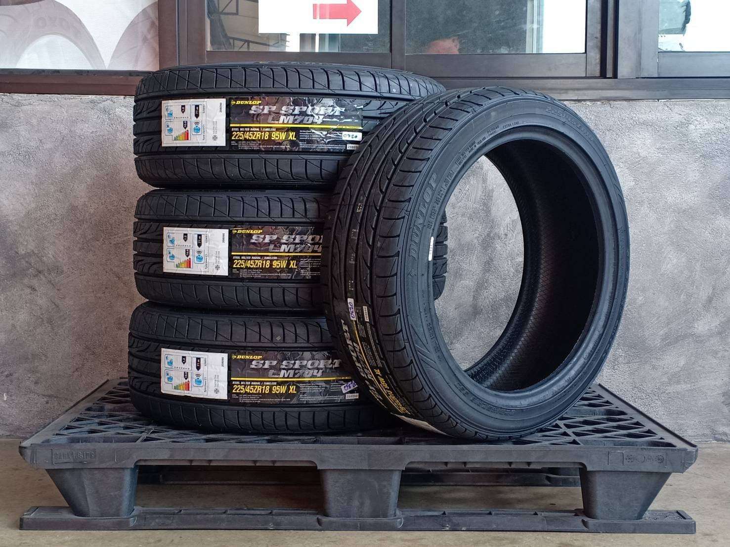 DUNLOP 225/45ZR18 SP SPORT LM704 95W XL MADE IN THAILAND