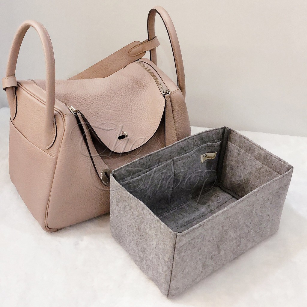 ที่จัดระเบียบกระเป๋า Hermes Lindy 30 มีให้เลือก 3 สี ช่วยแก้ปัญหา หาของสิ่งของในกระเป๋าไม่เจอ ที่สำคัญ!! น้ำหนักเบาจนเหมือนไม่ได้ใส่