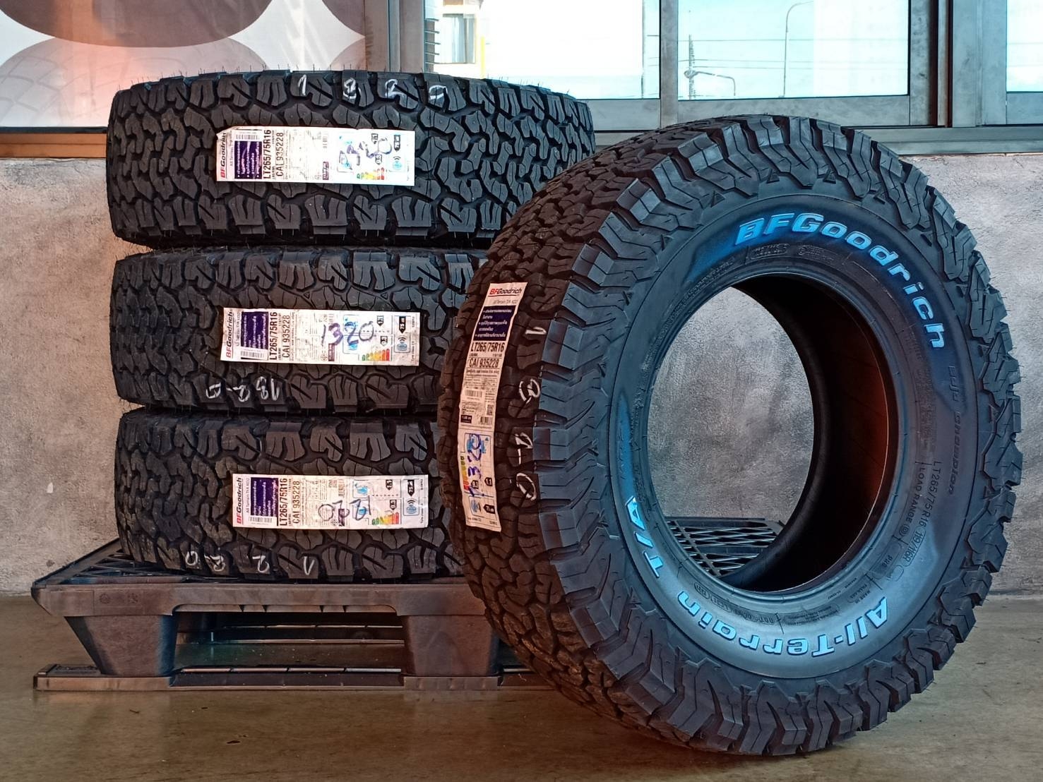 BF-GOODRICH 265/75R16 ALL TERRAIN T/A KO2 119/116R 8PR (ตัวหนังสือขาว) MADE IN THAILAND