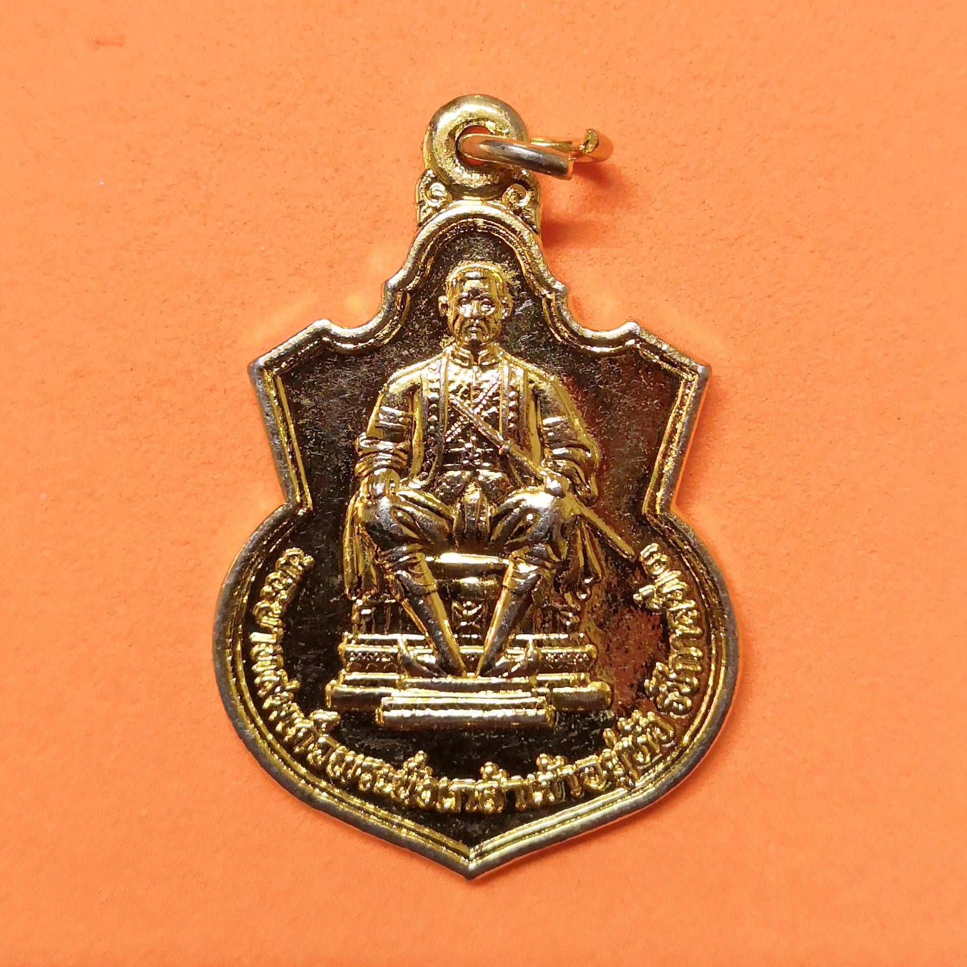 เหรียญ พระบาทสมเด็จพระนั่งเกล้าเจ้าอยู่หัว รัชกาลที่ 3 ที่ระลึกในการสร้างพระวิหาร วัดชลประทาน เชียงใหม่ ปี 2542 เนื้อกะไหล่ทอง สูงรวมห่วง 4 เซน