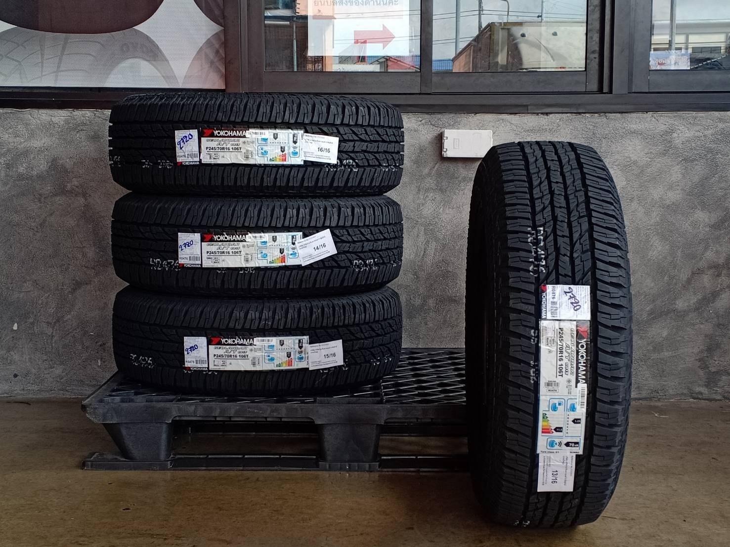 YOKOHAMA GEOLANDAR A/T G015 245/70R16 (ตัวหนังสือขาว) ปี20