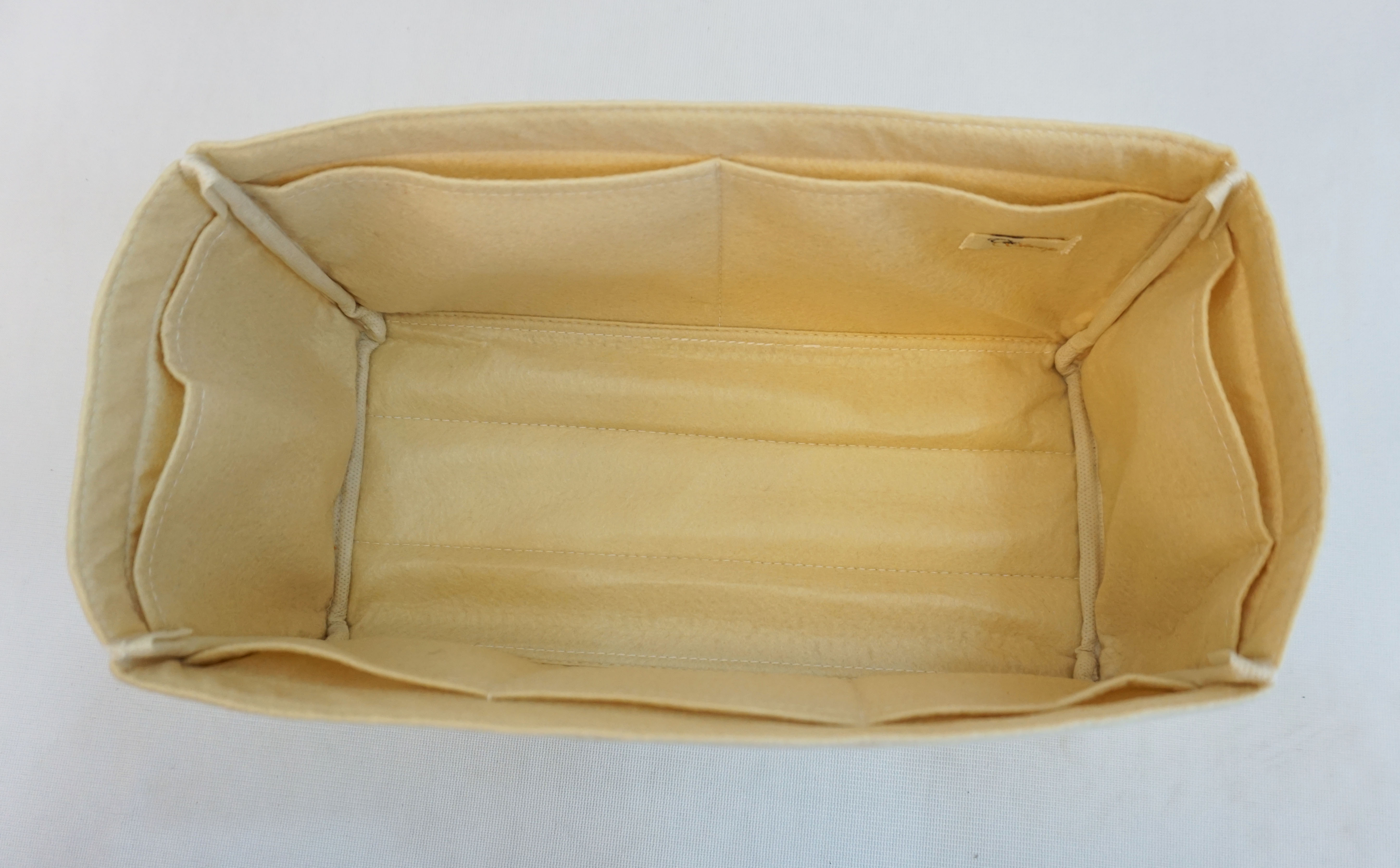 ที่จัดระเบียบกระเป๋า รุ่นน้ำหนักเบา LV Speedy 25 / 30 มีให้เลือก 4 สี ช่วยแก้ปัญหา หาของสิ่งของในกระเป๋าไม่เจอ ก้นกระเป่าห้อยไม่สวย ที่สำคัญ!! น้ำหนักเบาจนเหมือนไม่ได้ใส่ / ไม่ต้องใส่ฐานรองเพิ่ม