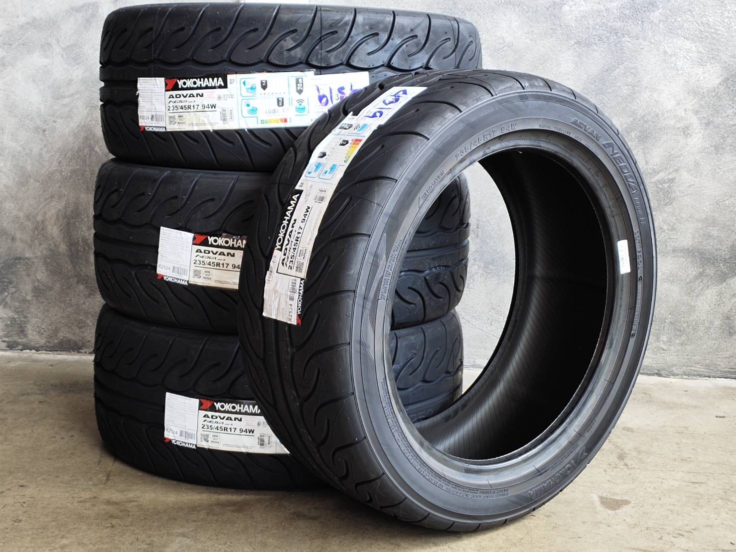YOKOHAMA ADVAN NEOVA AD08R 235/45R17 ต้องการส่วนลดราคาพิเศษ กรุณาสอบถาม