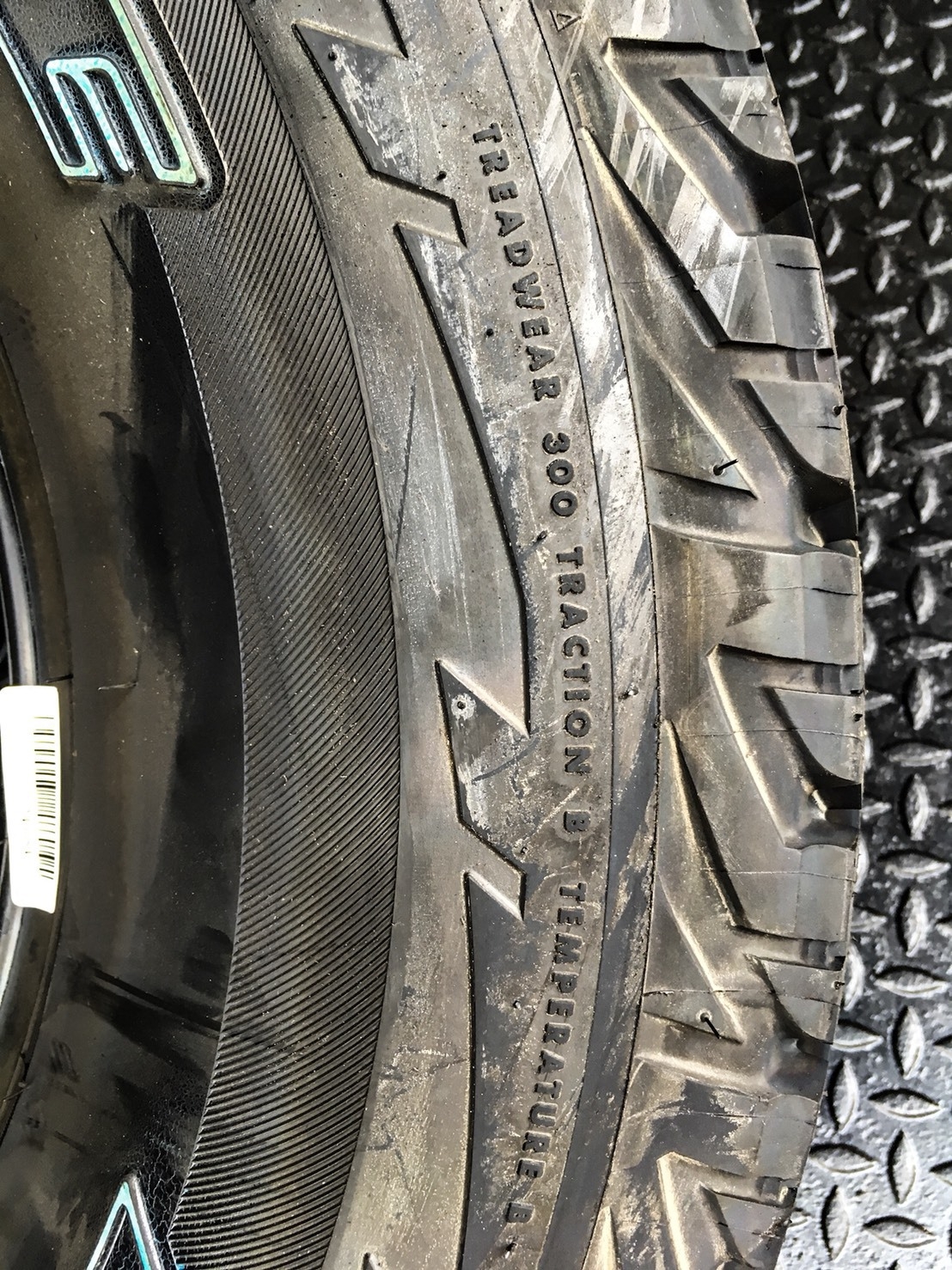 BRIDGESTONE DUELER AT 697 275/70-16 เส้่น 5500 ปกติ 8500