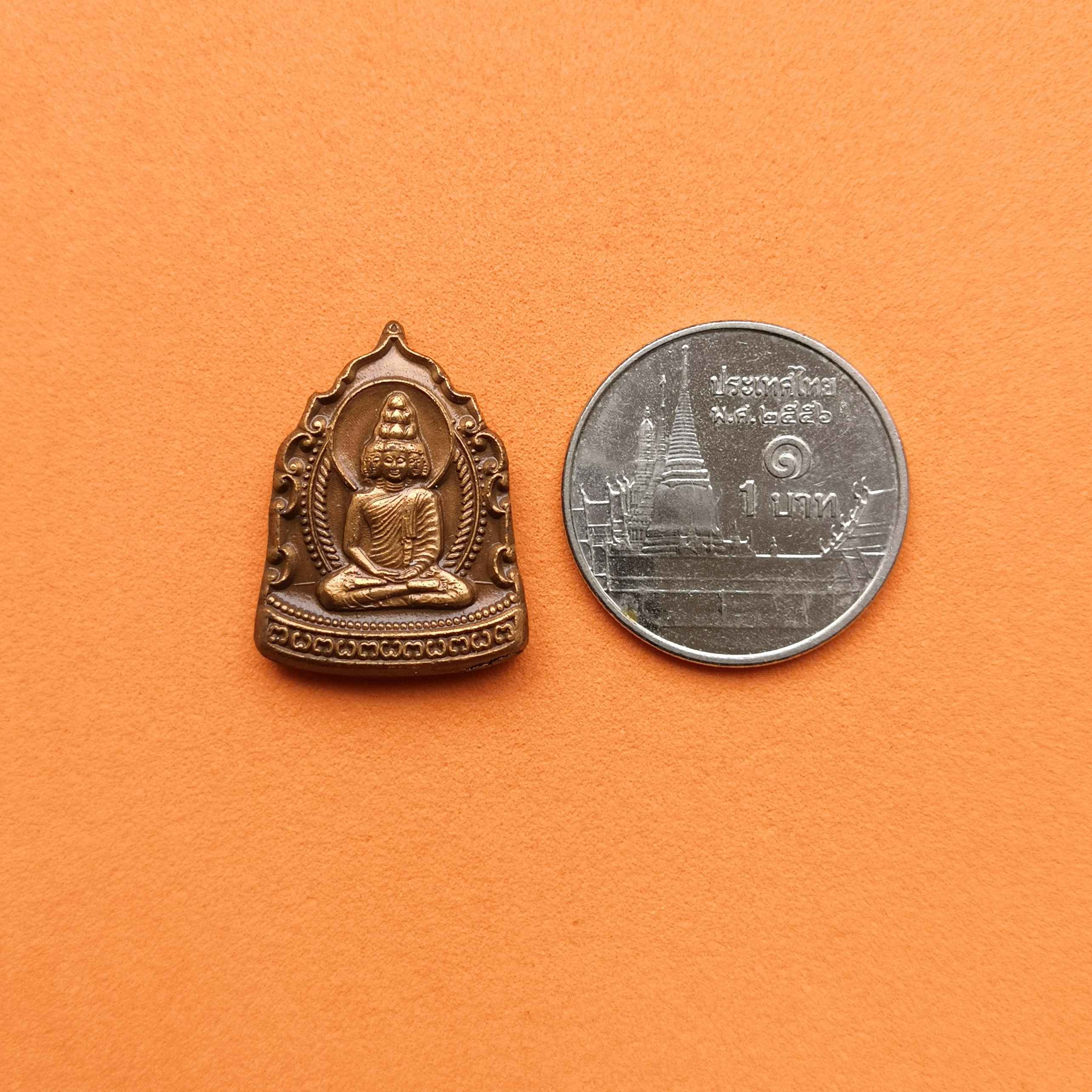 เหรียญพิมพ์เล็ก สูง 2 เซน สมโภชพระพุทธมหาเศรษฐีนวโกฎิ หลัง ยันต์ นะ ชา ลิ ติ อาจารย์ ลักษณ์ เรขานิเทศ สถาบันพยากรณ์ศาสตร์ จัดสร้างปี 2553 เนื้อทองแดงซาติน