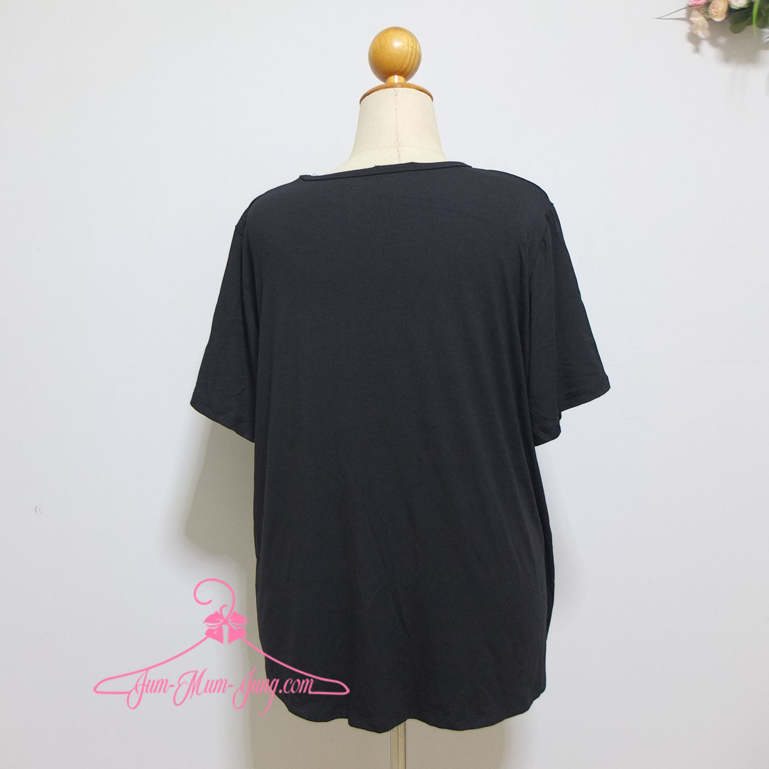 *อก52-56นิ้ว*เสื้อคนอ้วนคอวีผ้ายืดเรย่อนเนื้อหนาสีดำแต่งหัวใจแดงที่หน้าอก ผ้ายืดได้เยอะ สวยน่ารักมากๆค่ะ