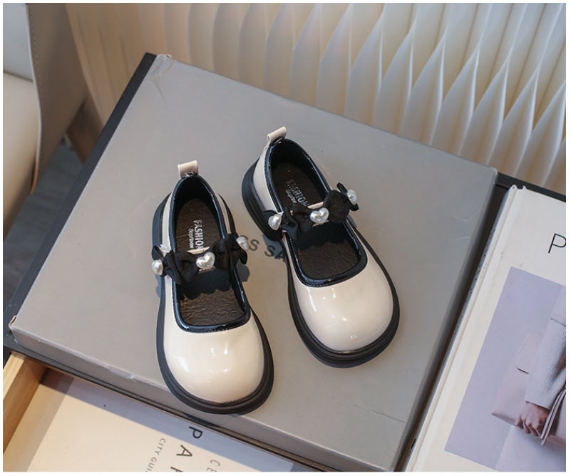 ไซส์ 24 ใจครีมมุก ++ส่งไว๊ไว ทันใช้นะแม่++ รองเท้าเด็กผู้หญิง รุ่นคาดหัวใจประดับมุก งานสวยใส่ออกงานได้เลยค่ะ พื้นรองเท้าเป็นพื้นยาง