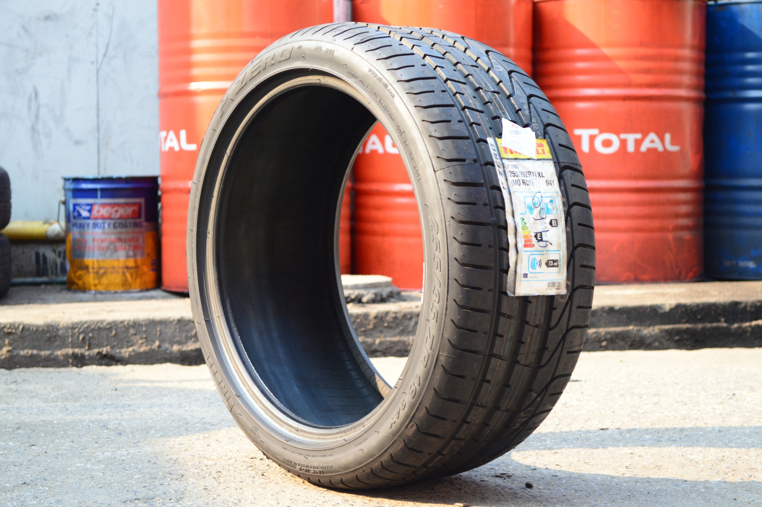 PIRELLI PZERO 255-35-18 เส้น 5800ปกติ 12000