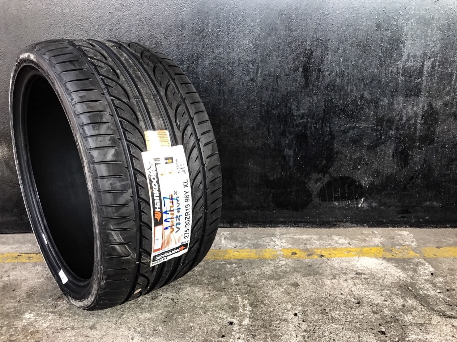 HANKOOK V12 EVO-2 275-30-19 เส้น 6800 ปี 17 ปกติ 8500