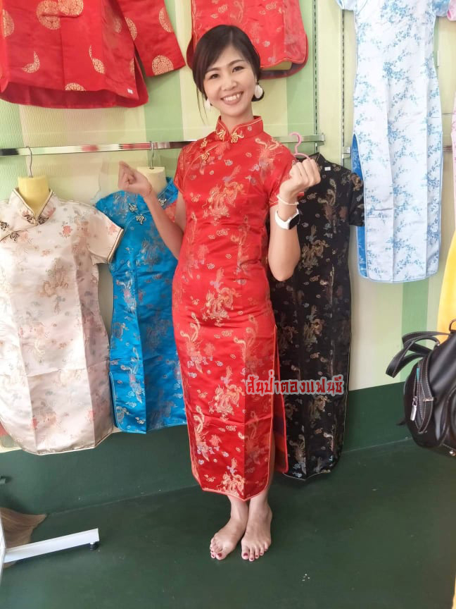 กี่เพ้ายาวสีแดงลายหงส์มังกร ชุดตรุษจีนผู้หญิง กี่เพ้าตรุษจีน