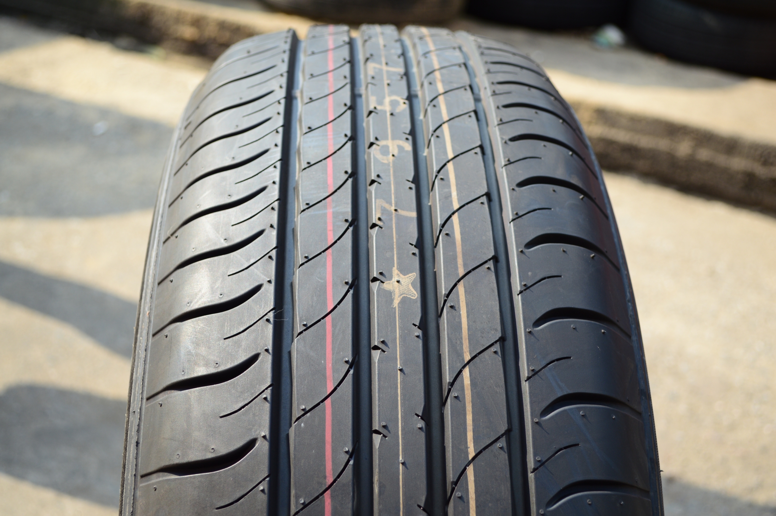 DUNLOP SP SPORT MAXX050+ 235/65R18 ปี16 ขาย 4500 ปกติ 9800