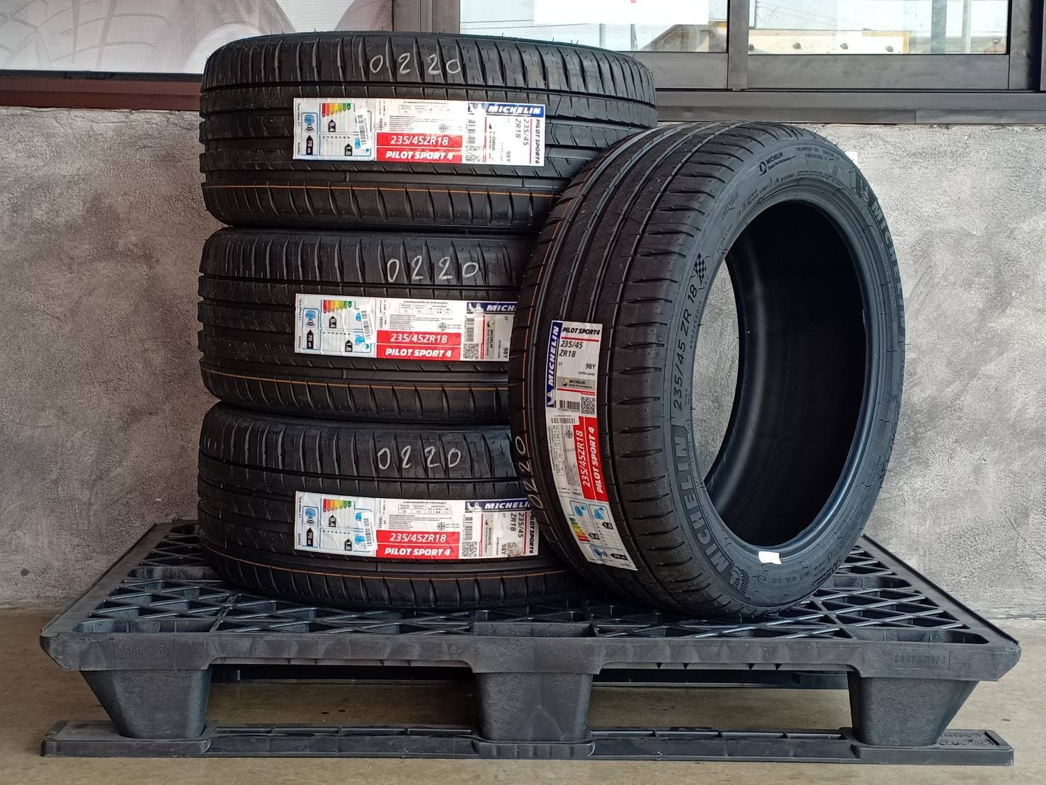 MICHELIN PILOT SPORT 4ST 235/45ZR18 ปี20 ใช้ดีมากๆ