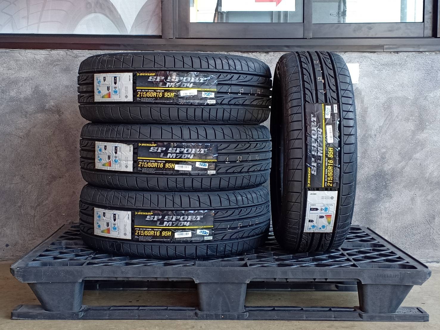 DUNLOP 215/60R16 SP SPORT LM704 95H MADE IN THAILAND