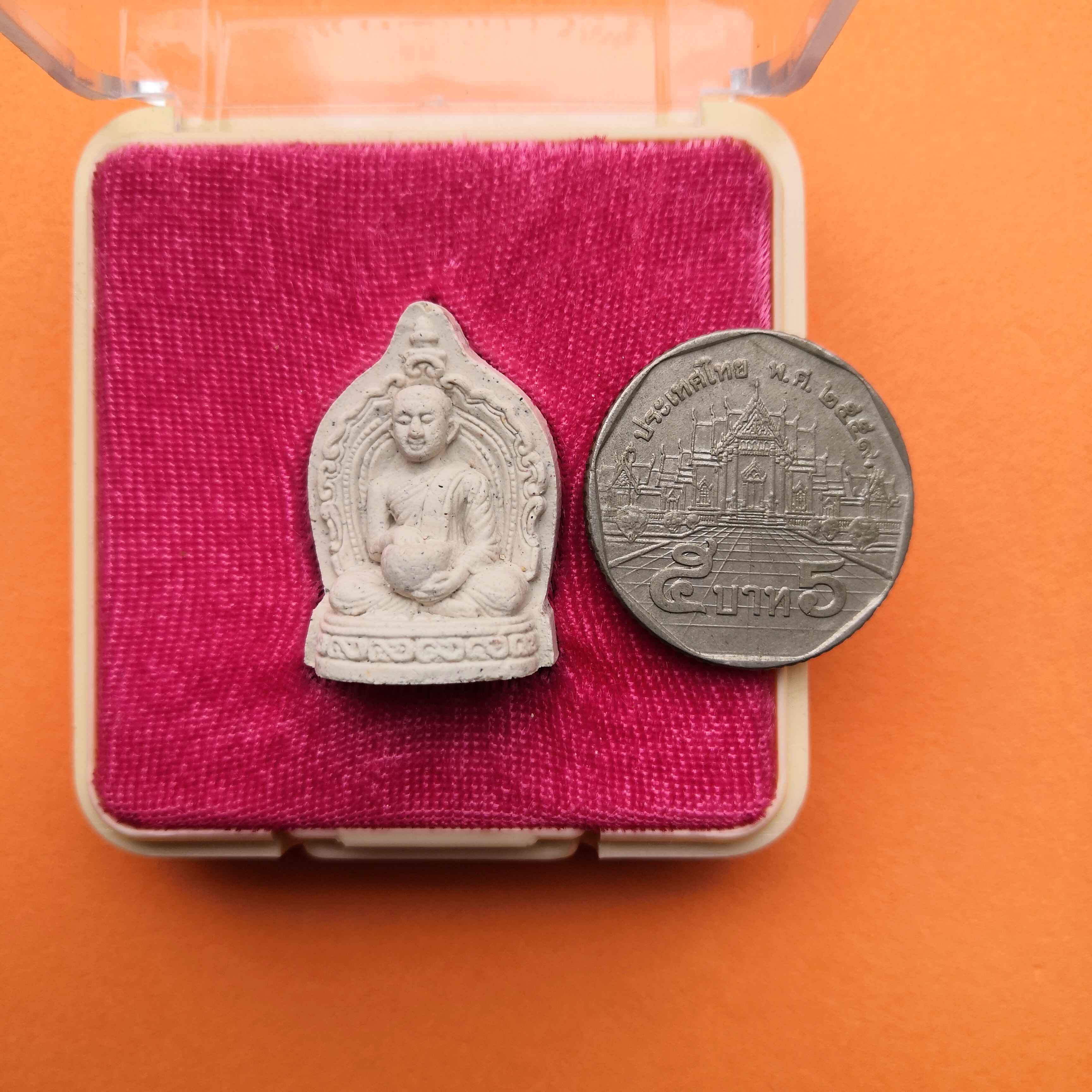 เหรียญเนื้อผง พระสีวลี ลังกาวงศ์ เจ้าคุณธงชัย วัดไตรมิตร กรุงเทพ พศ 2546 ขนาดสูง 2.6 เซน พร้อมกล่องเดิม