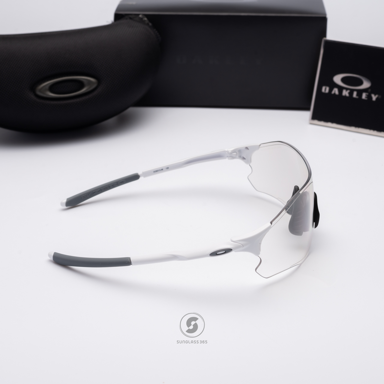 Oakley OO9313-06 EVZERO PATH Matte White Photochromic