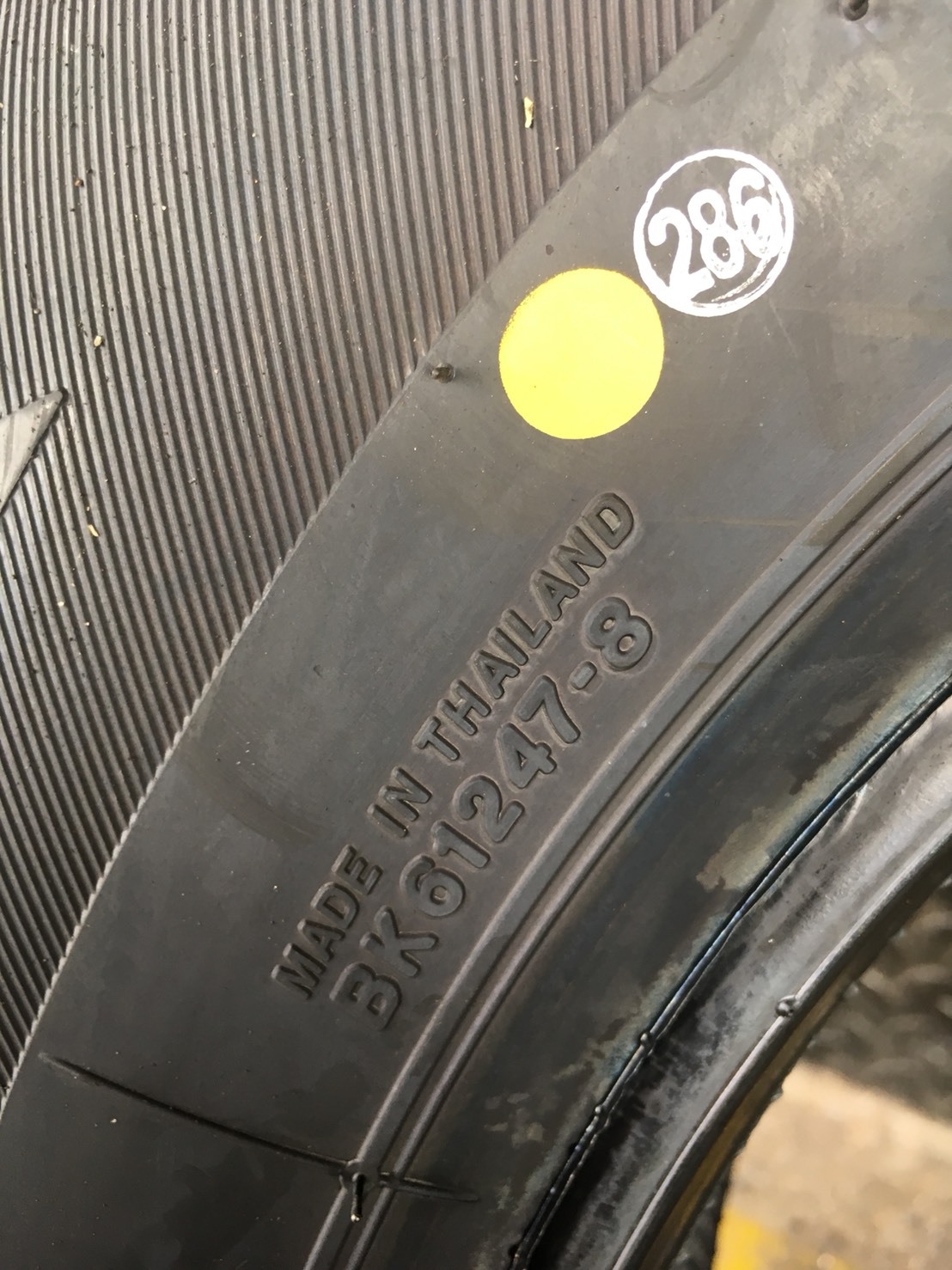 BRIDGESTONE R611 215-70-16 เส้น 4250 บาท ปี18