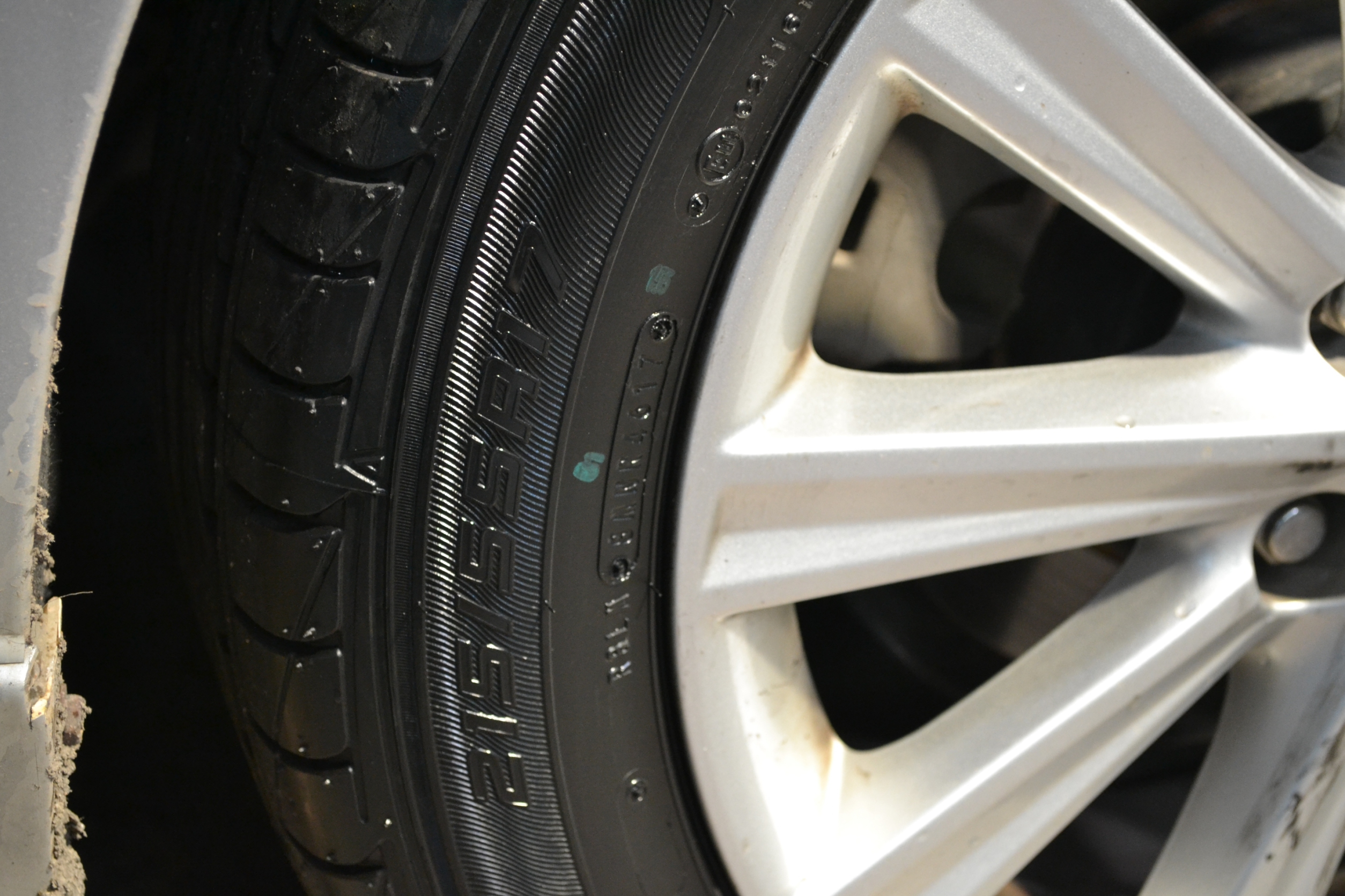 LM704 215-55-17 ซื้อ2แถม2