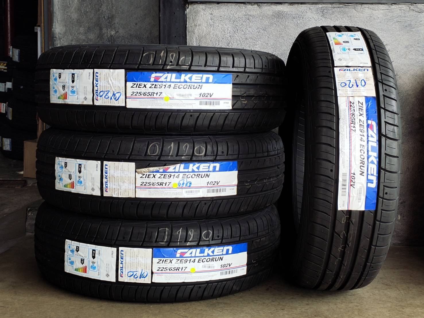 FALKEN 225/65R17 ZIEX ZE914