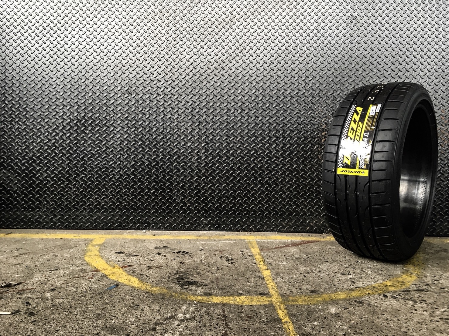 DUNLOP DZ102 235-40-18 เส้นละ 8900 ปี18 ซื้อ2แถม2 จ่าย 17800 ได้ 4เส้น ปี18