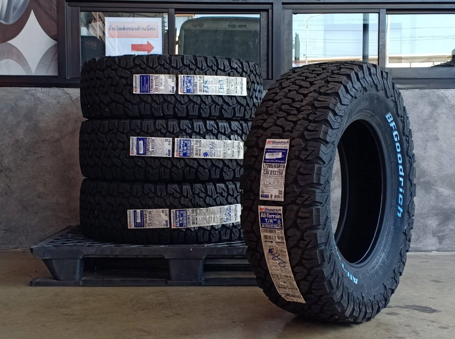 BF-GOODRICH 285/65R18 ALL TERRAIN T/A KO2 125/122R 10PR (ตัวหนังสือขาว) MADE IN U.S.A.
