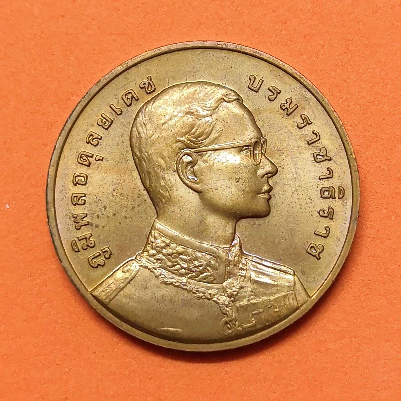 เหรียญ รัชกาลที่ 9 หลัง พระสยามเทวาธิราช จัดสร้างปี 2540 เนื้อทองแดง ขนาด 3 เซน บล็อคกษาปณ์