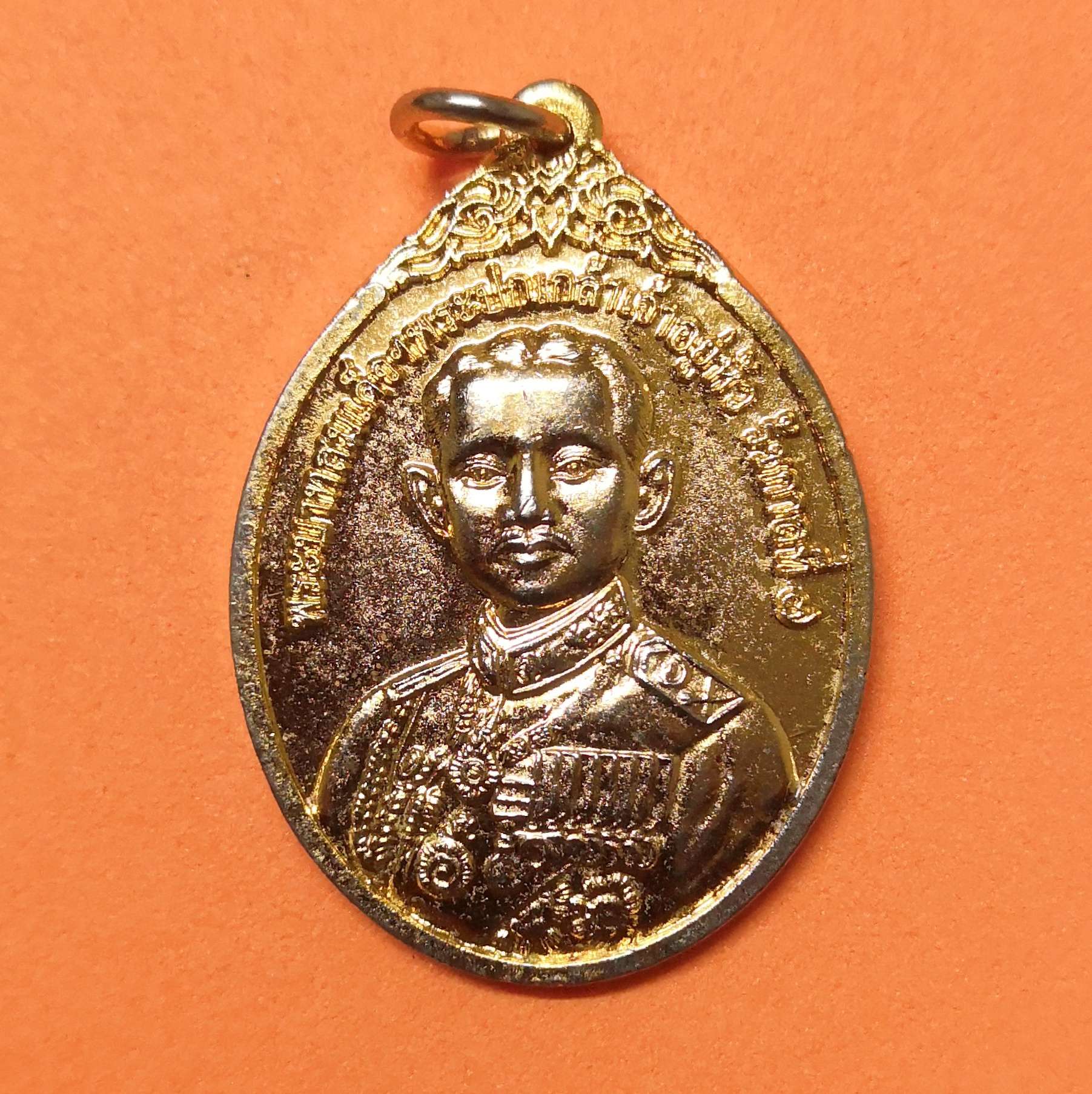 เหรียญพระบาทสมเด็จพระปกเกล้าเจ้าอยู่หัว รัชกาลที่ 7 ด้านหลังพระปรมาภิไธย ปปร กองพลทหารปืนใหญ่ต่อสู้อากาศยาน จัดสร้าง เนื้อกะไหล่ทอง สูง 3 เซน