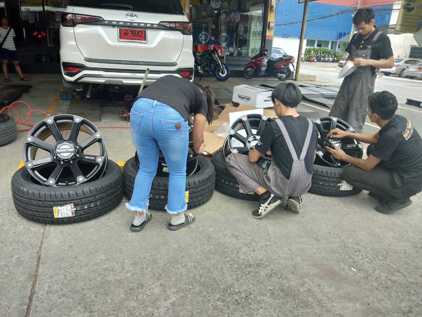 ล้อแท้ MICKEY THOMPSON ROUSH ขอบ20