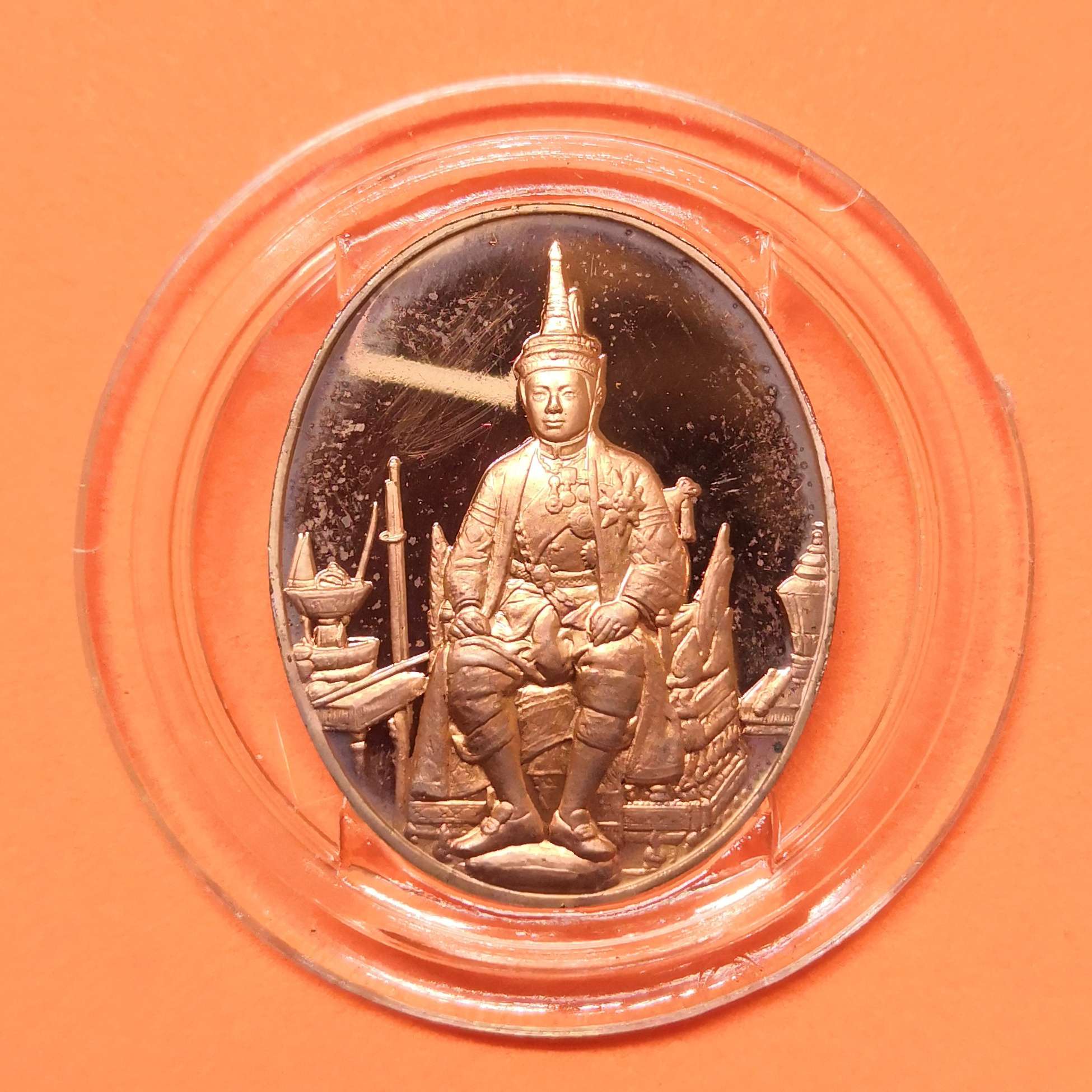 เหรียญ รัชกาลที่ 6 ที่ระลึกธนาคารออมสิน ครบ 90 ปี พ.ศ.2456-2546 เนื้อทองแดงขัดเงา พร้อมกล่องหนัง (เหรียญมีคราบตามภาพครับ)