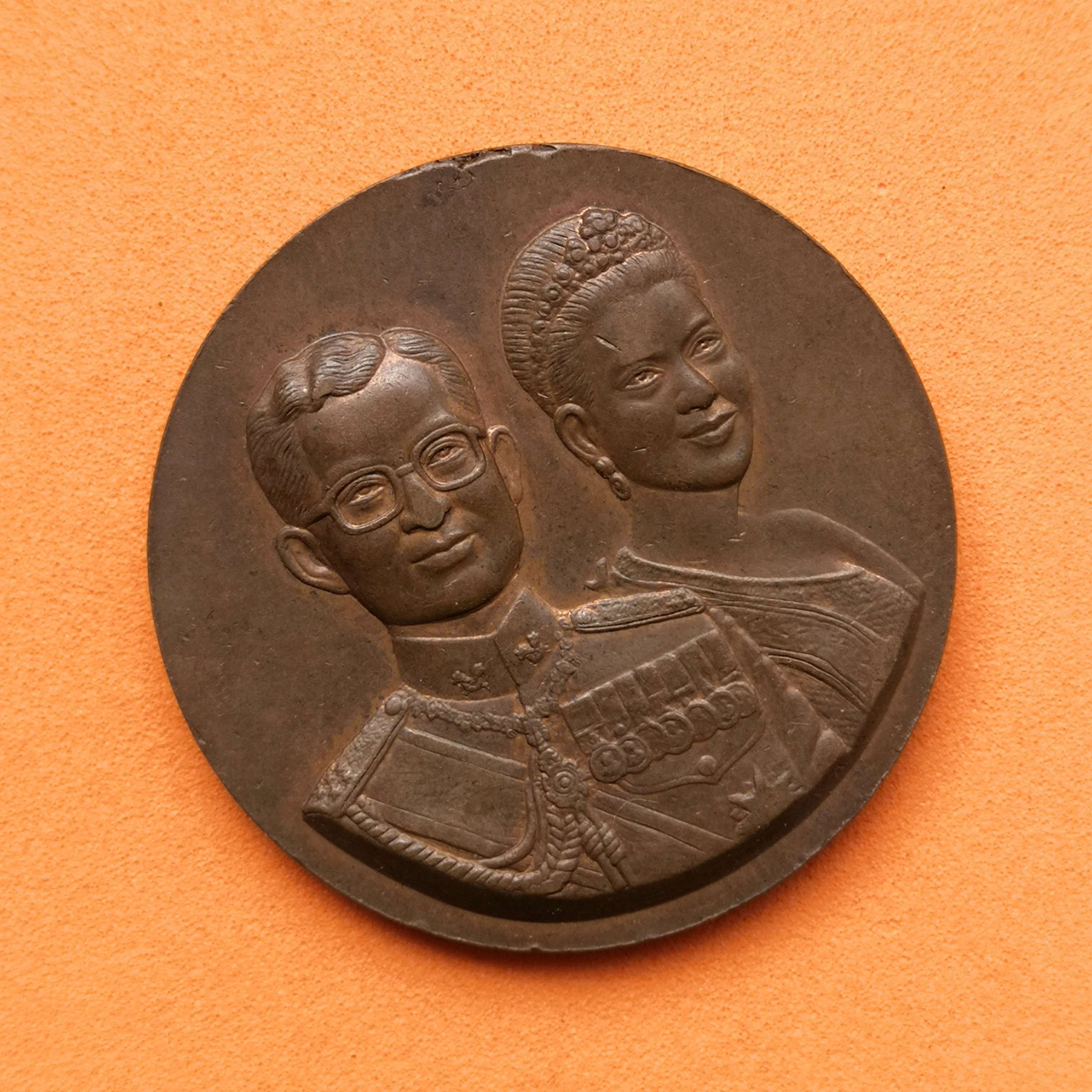 เหรียญ รัชกาลที่ 9 - พระราชินี ที่ระลึก 96 ปี พระตำหนักวังลดาวัลย์ สำนักงานทรัพย์สินส่วนพระมหากษัตริย์ พศ 2547 เนื้อทองแดง ขนาด 3 เซน **ขอบเหรียญมีรอยกระทบ**