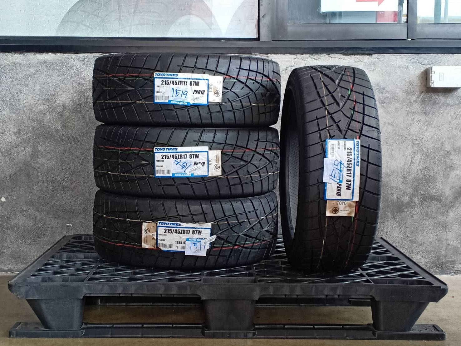 TOYO 215/45ZR17 PROXES R1R 87W MADE IN JAPAN