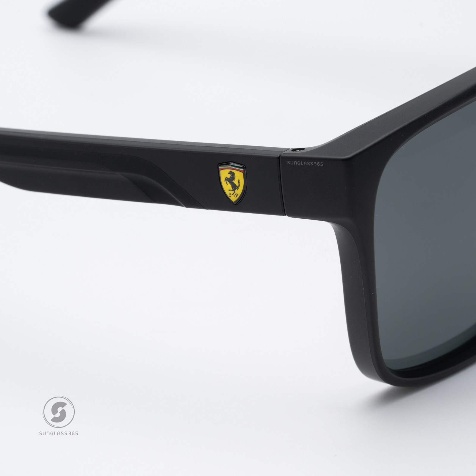 แว่นกันแดด Scuderia Ferrari FZ6002U 504/87