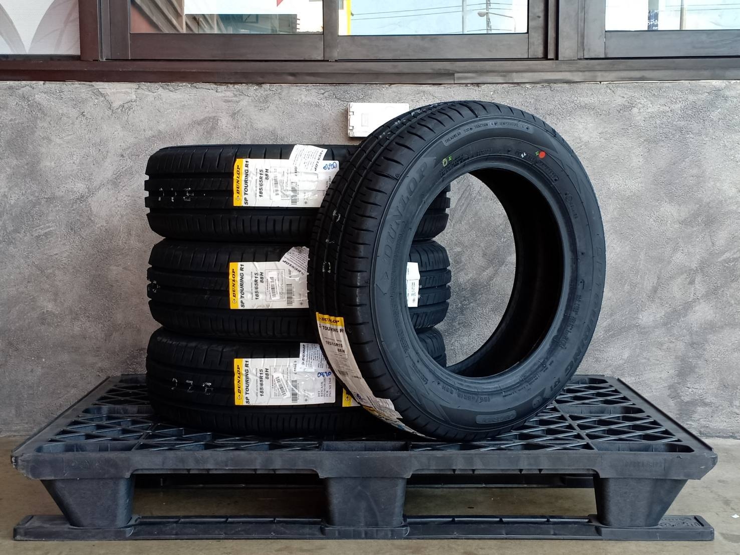 DUNLOP 185/65R15 SP TOURING R1 88H MADE IN INDONESIA