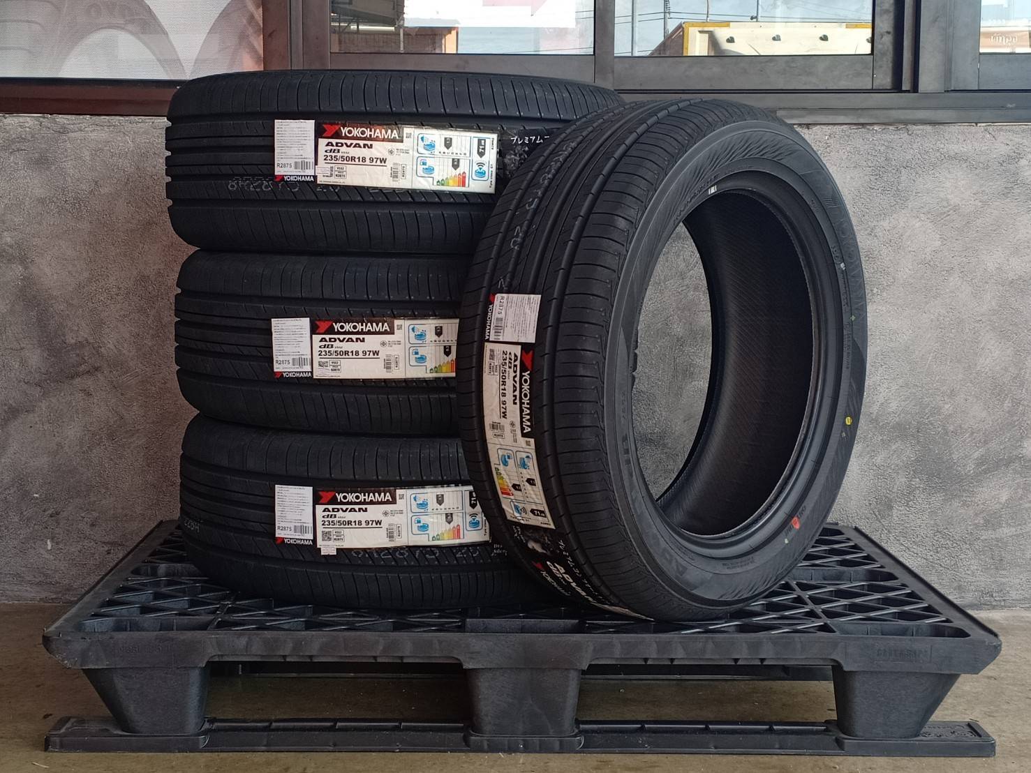 YOKOHAMA 235/50R18 ADVAN dB V552 97W MADE IN JAPAN