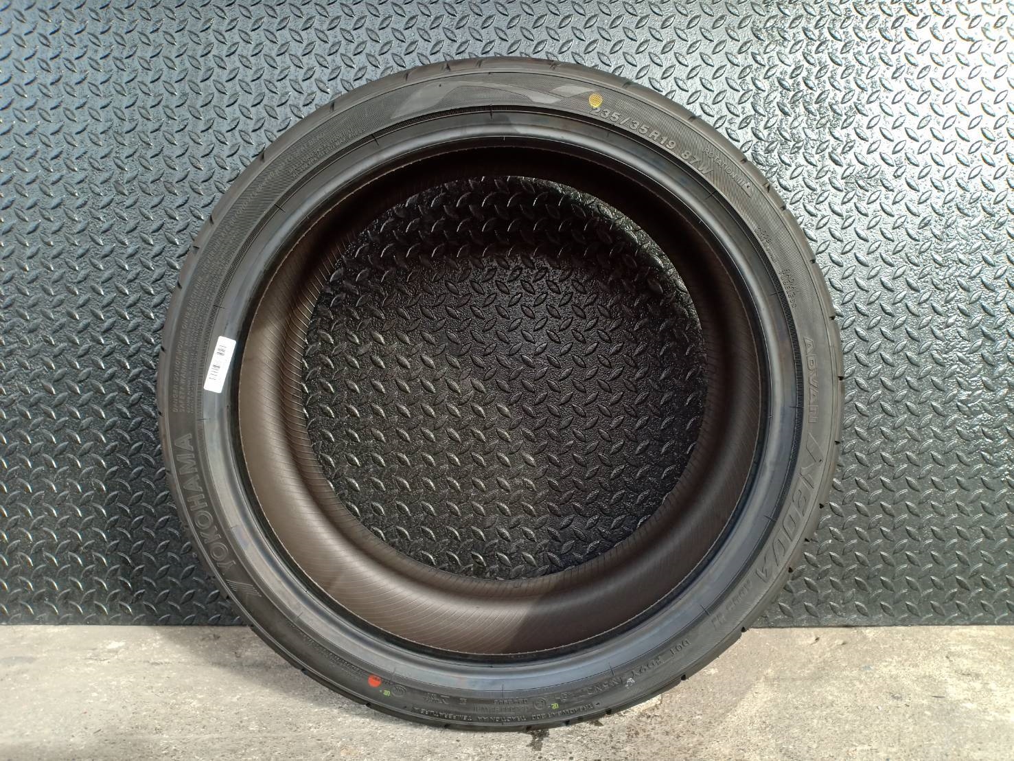ยางใหม่ปี18 ลดราคา YOKOHAMA AD08R 235/35-19 ราคาถุก