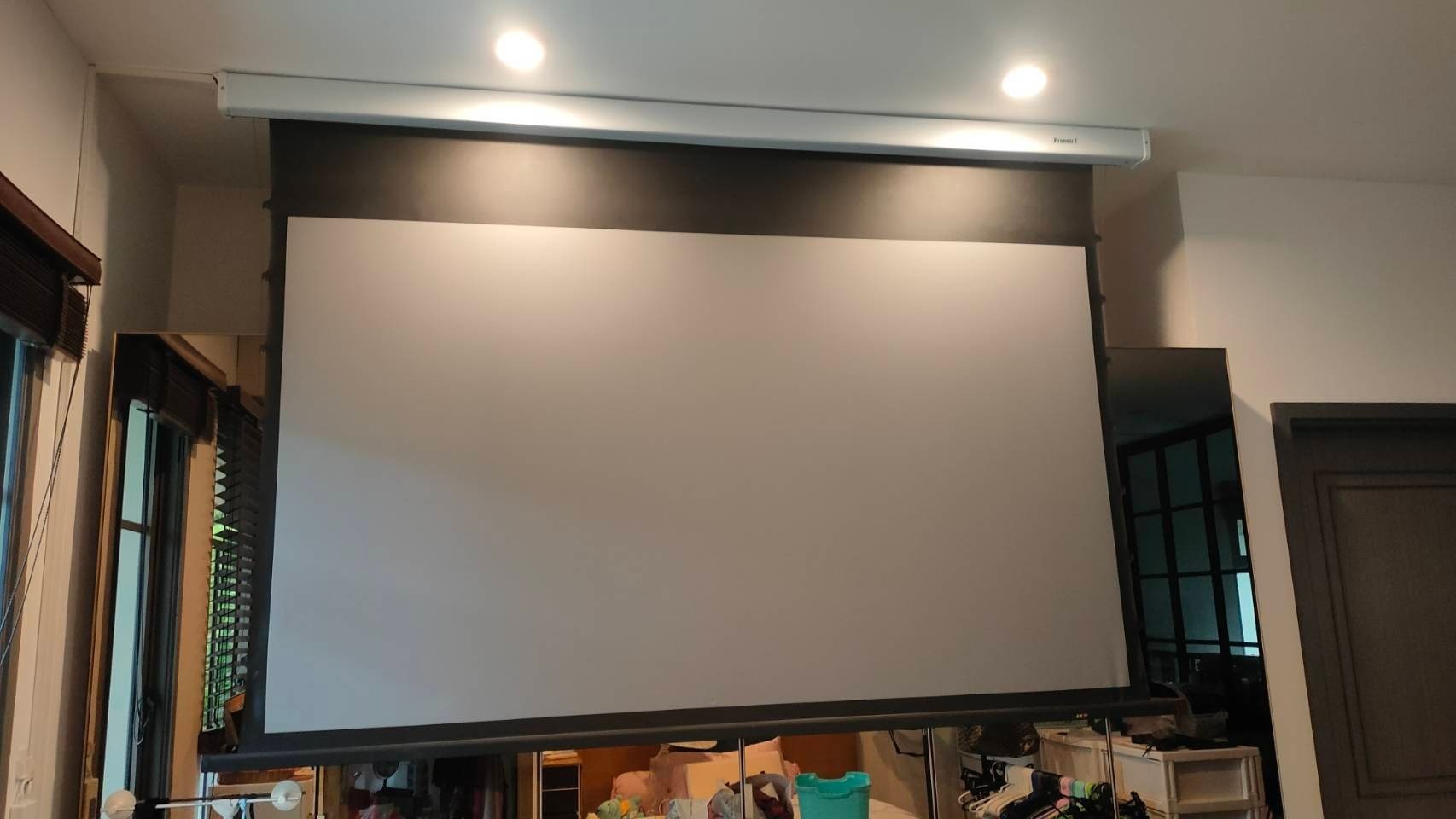 จอมอเตอร์ตัดแสง ALR Tab Tension 150" แบบแขวน | ลดแสงสะท้อน ภาพสวย คมชัดแม้เปิดไฟ