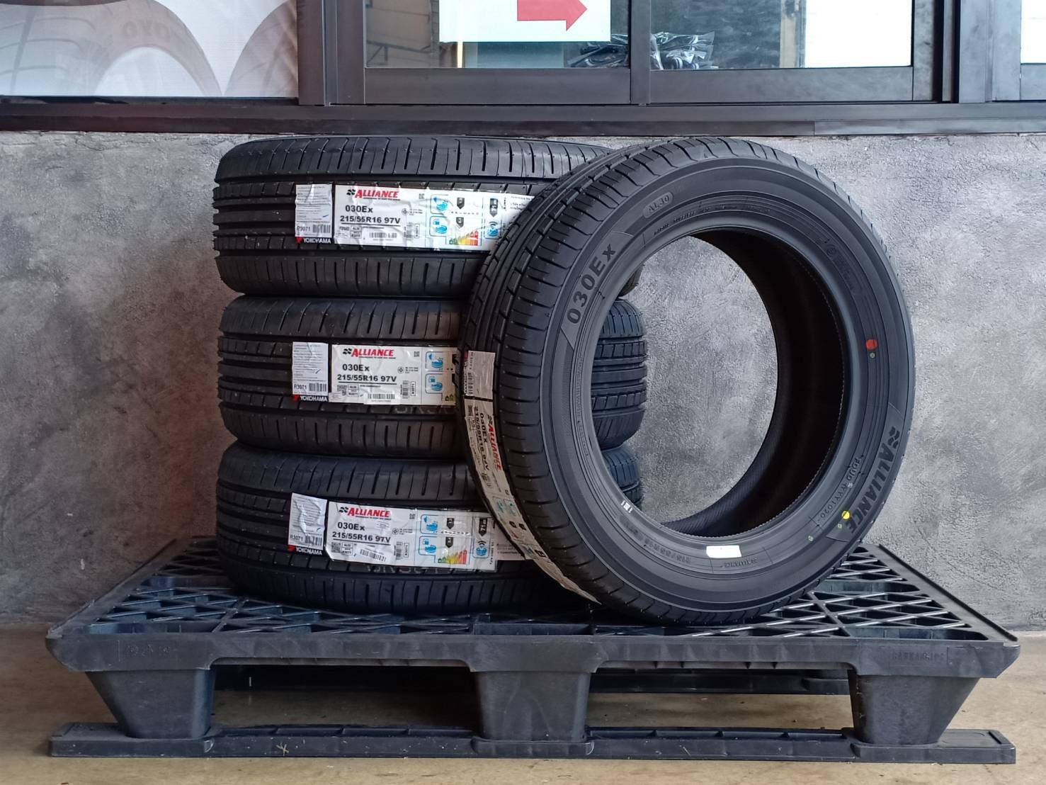 YOKOHAMA 215/55R16 ALLIANCE 030EX 97V MADE IN JAPAN