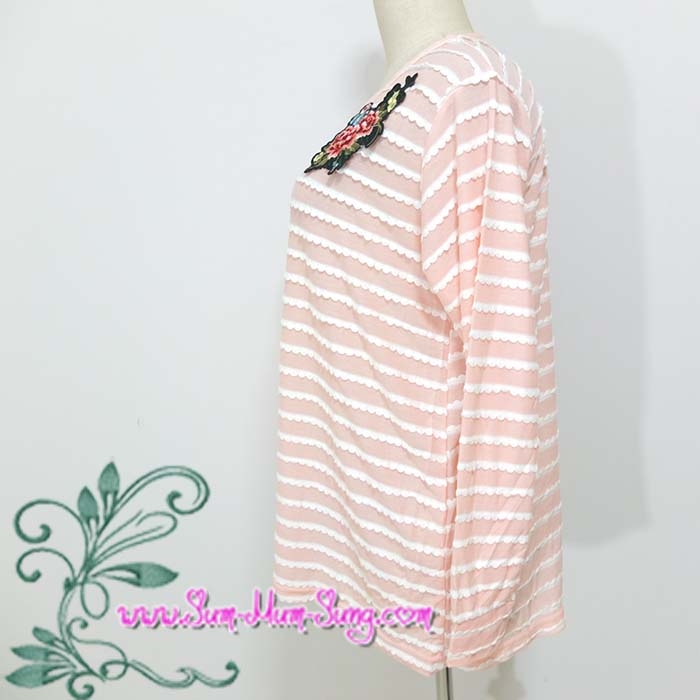 *อกฟรีไซส์50-52นิ้ว*เสื้อแขนยาวคนอ้วนผ้ายืดเนื้อไหมพรมสีโอรสแต่งลายริ้วหยักสีขาวปักดอกไม้ สวยน่ารักมากๆค่ะ