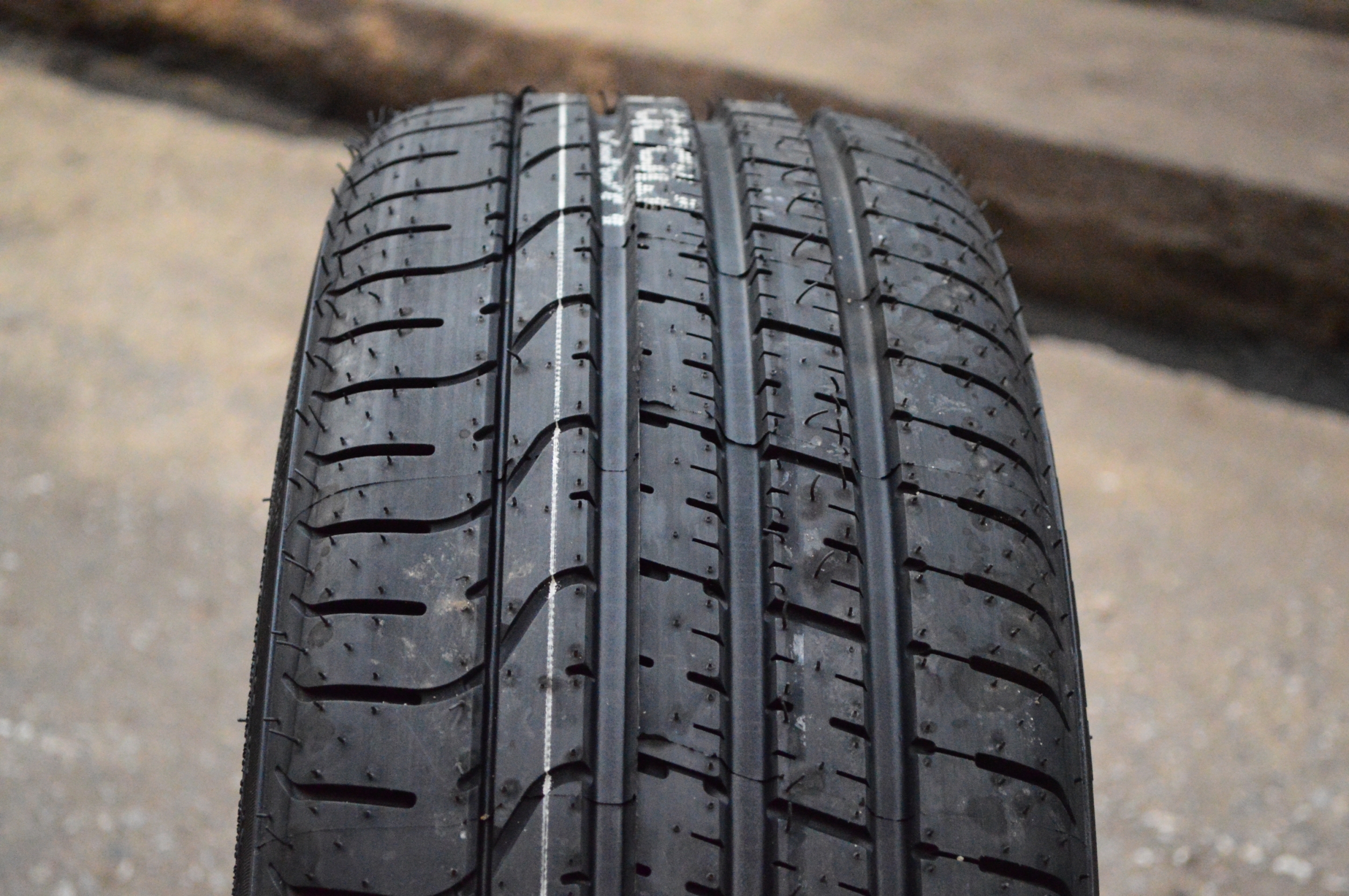 PIRELLI P-ZERO 225-40-19 เส้น 15500 บาท (runflat) ปี17