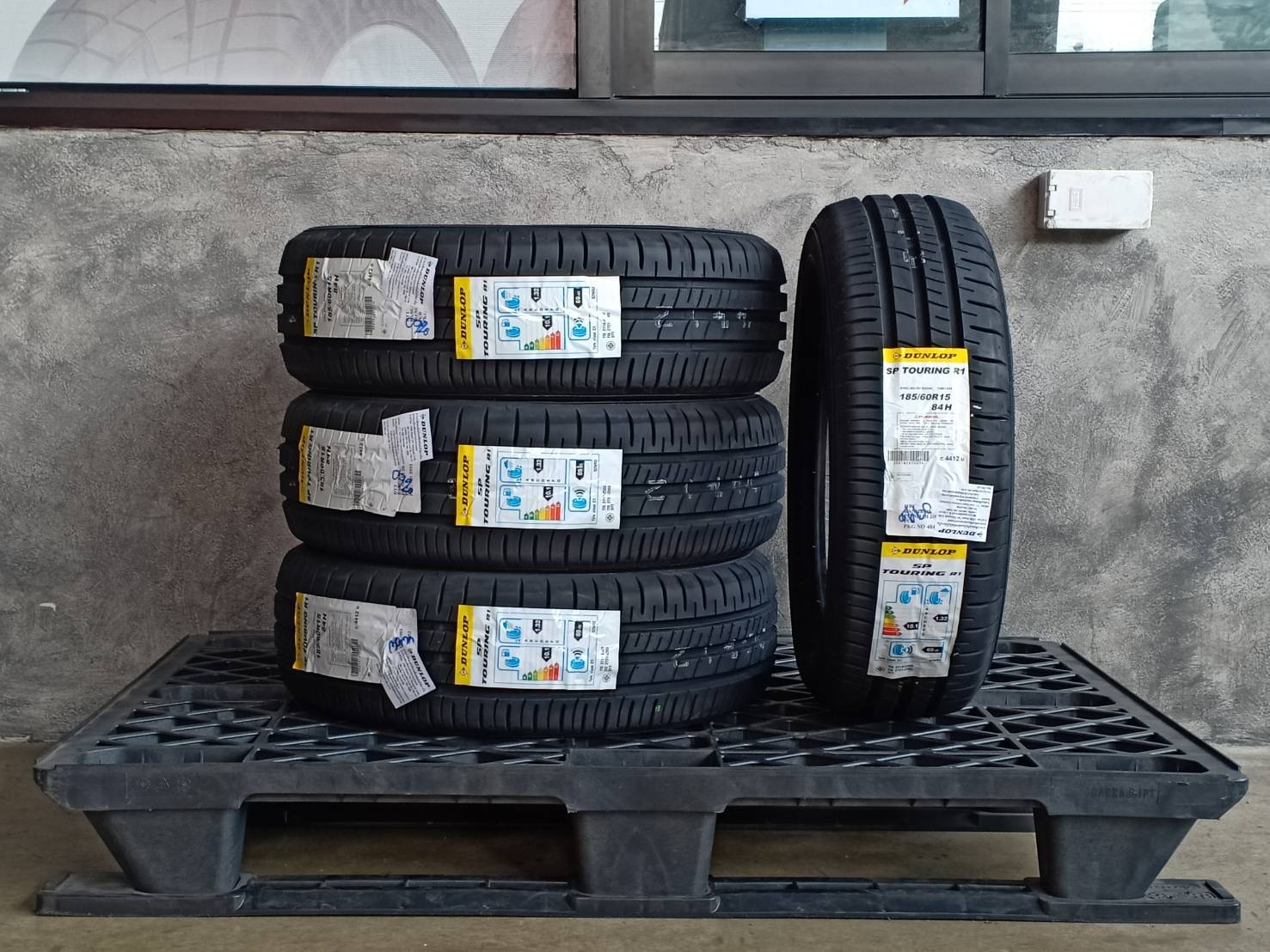 DUNLOP 185/60R15 SP TOURING R1 84H MADE IN INDONESIA