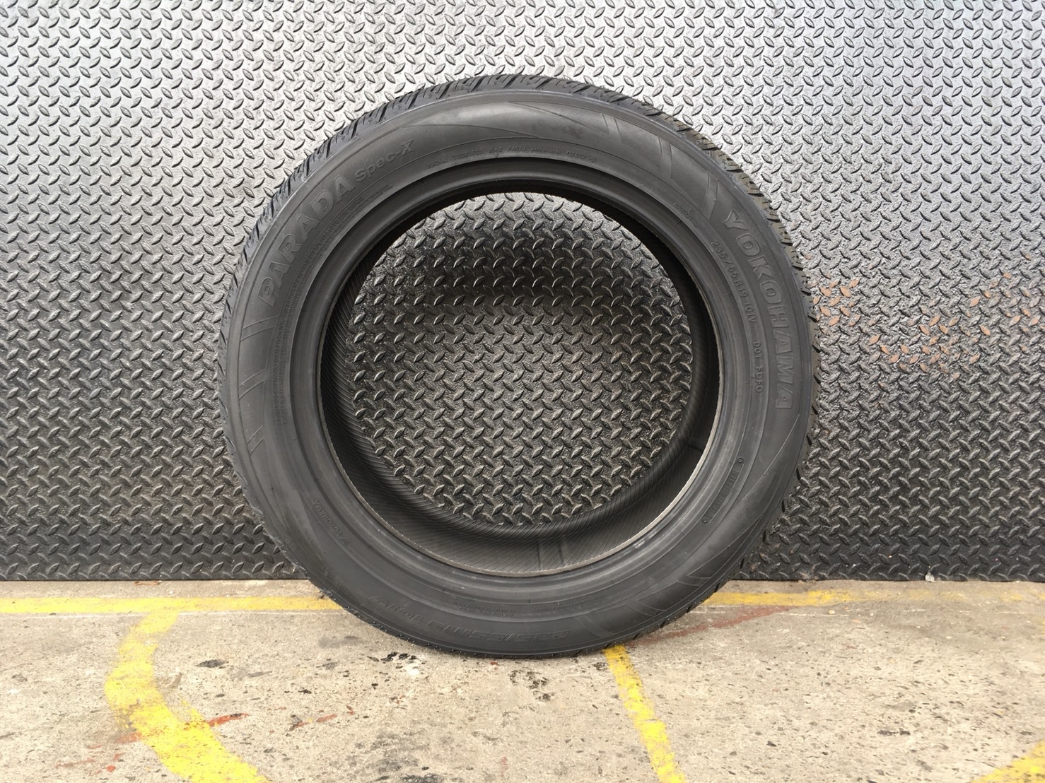 YOKOHAMA PARADA 235-55-19 เส้น 8500 ปี18 ปกติ 12000